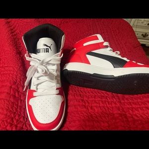 Men’s Pumas Size 9. Shoes are new without a box.